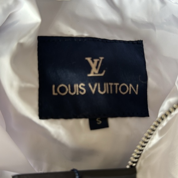 New with tags LOUIS Vuitton windbreaker SIZE SMALL but wears like a medium - Picture 4 of 5